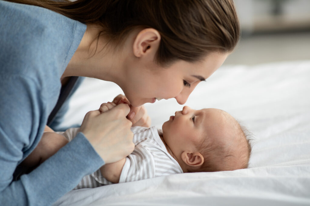 Mutter und Baby schauen sich liebevoll an